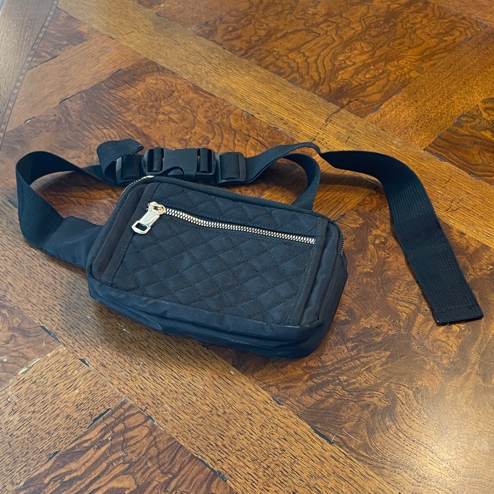 NWOT hip fanny pack quilted black 3 gold zipper pockets expands to 42 inches